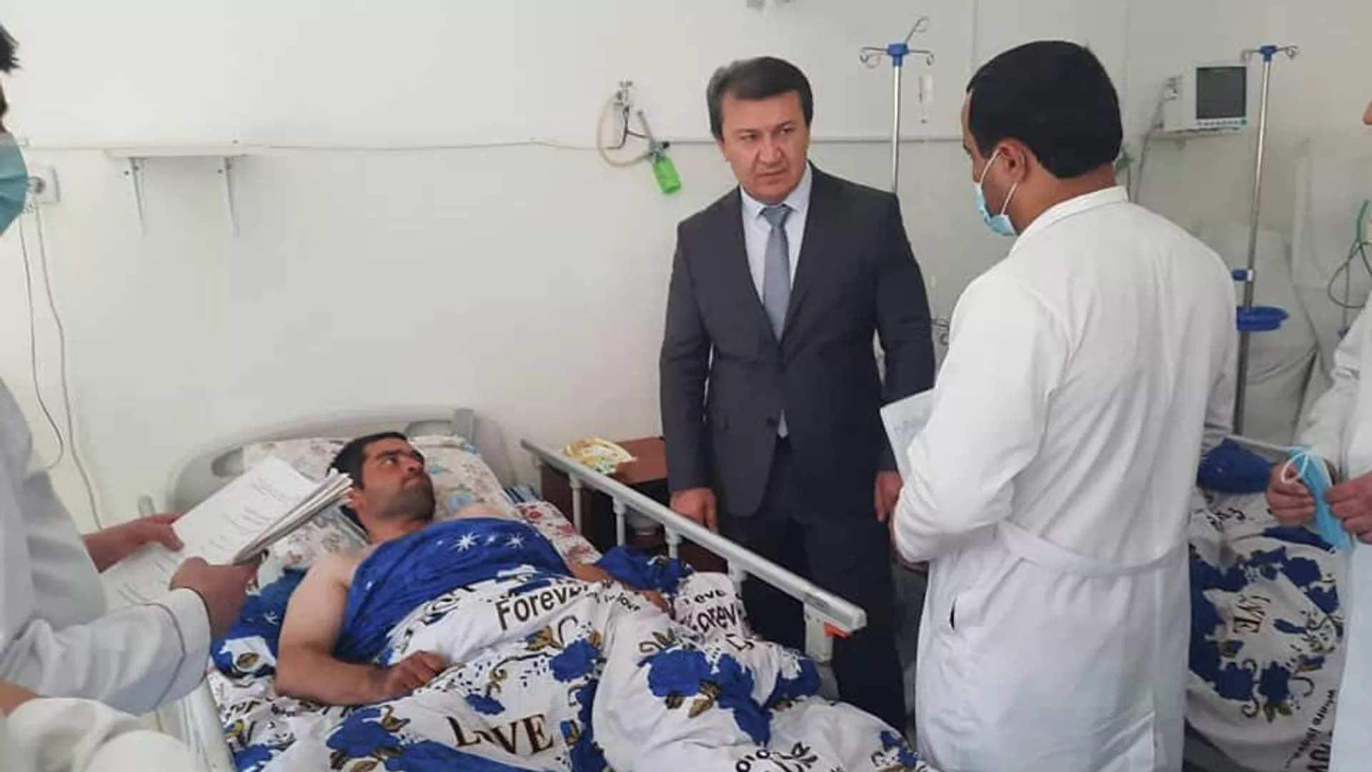 Аёдати Ҷамолиддин Абдуллозода, вазири тандурустии Тоҷикистон аз ҳоли беморон дар шифохонаҳо