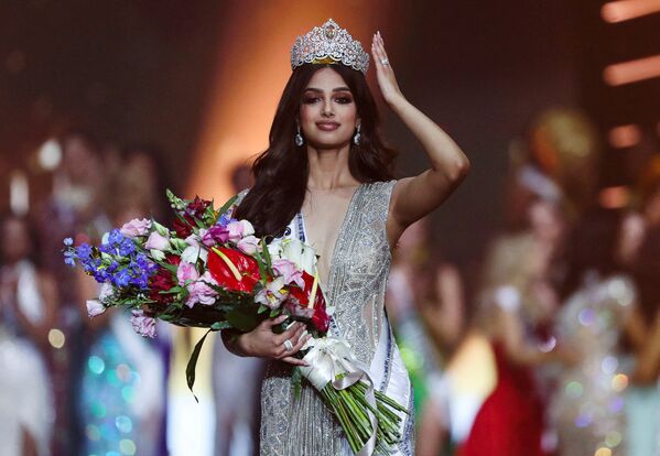 Победительница конкурса Мисс Вселенная из Индии Харнааз Сандху позирует после того, как была объявлена победительницей. - Sputnik Таджикистан