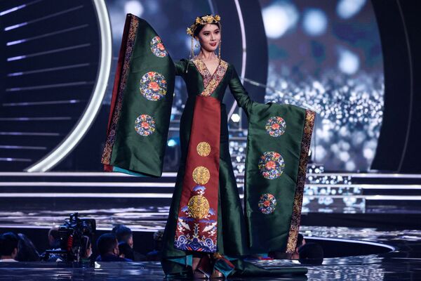 Мисс Китай Ши Инь Ян вышла на сцену в национальном костюме ханьфу. - Sputnik Таджикистан