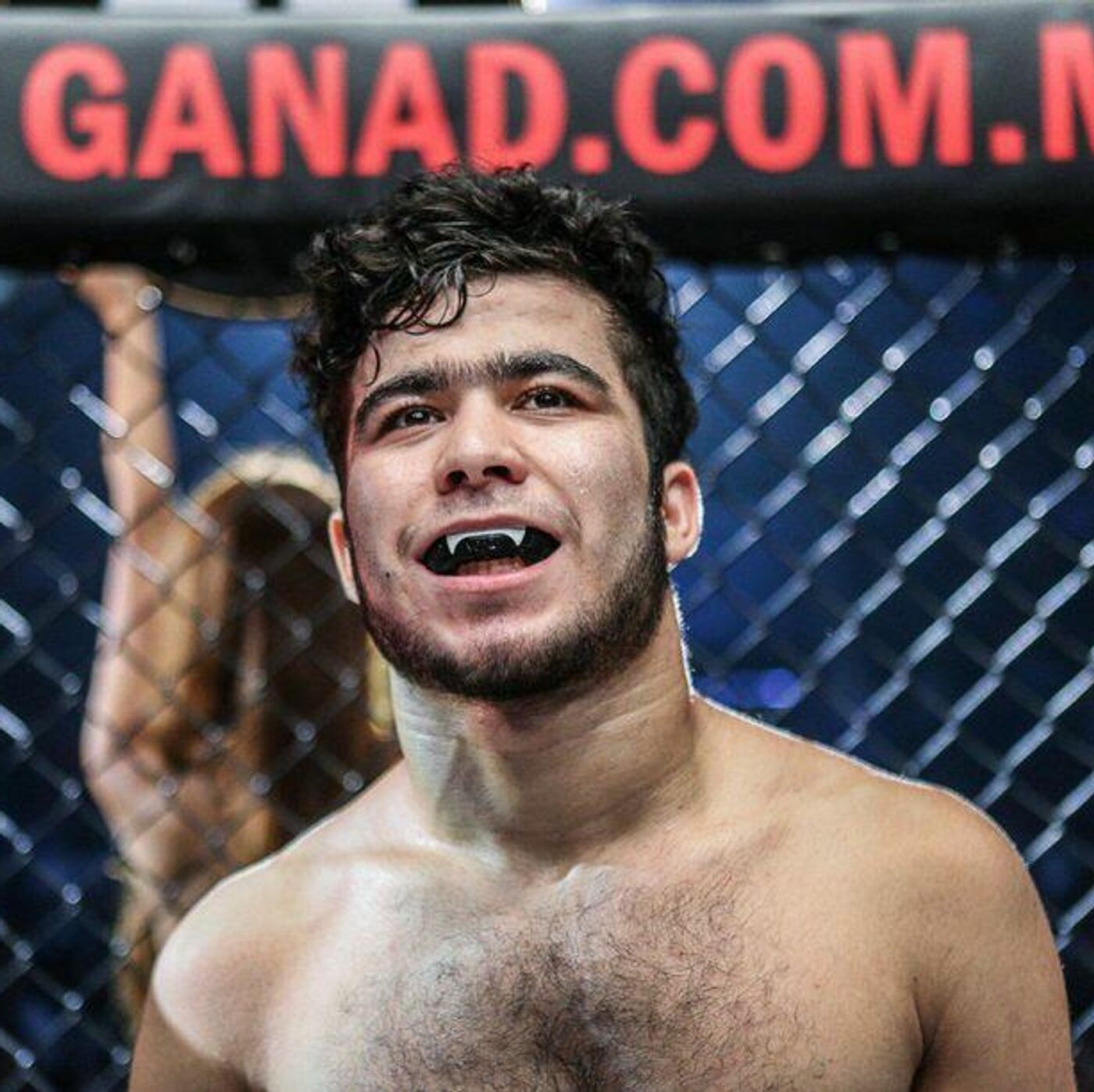 Қисық брюнеткамен қонақүйдегі жігіттің онлайн порно видеосы