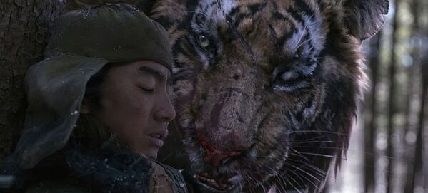 Кадр из фильма &quot;Тигр: Сказка старого охотника&quot;. Старый охотник по просьбе солдат должен поймать легендарного тигра. - Sputnik Таджикистан