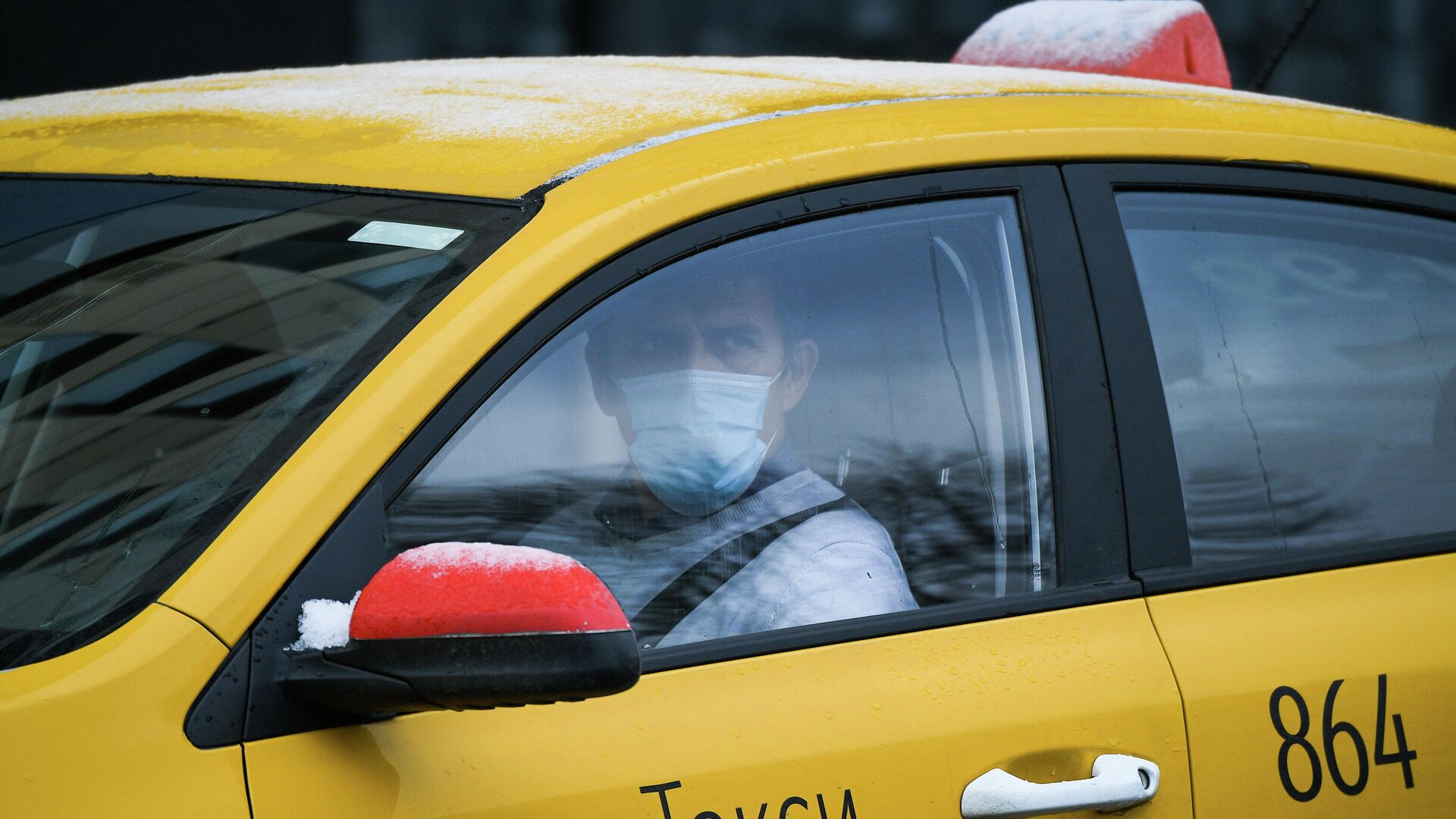 Водитель в маске за рулем такси  - Sputnik Таджикистан, 1920, 14.05.2022