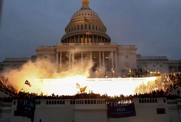 Взрыв у здания Капитолия во время протестов сторонников Дональда Трампа в Вашингтоне Взрыв у здания Капитолия во время протестов сторонников Дональда Трампа в Вашингтоне