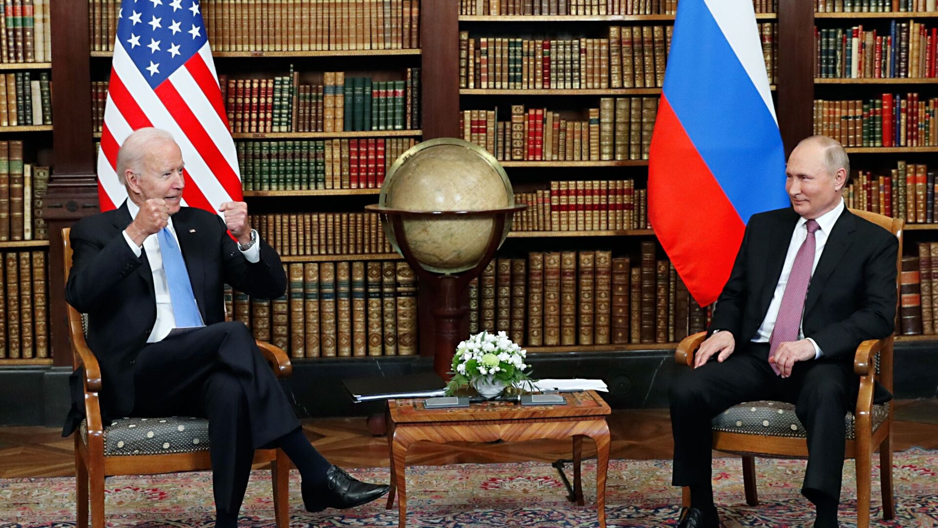 Президент РФ Владимир Путин и президент США Джо Байден  во время встречи в Женеве на вилле Ла Гранж - Sputnik Таджикистан, 1920, 10.05.2022