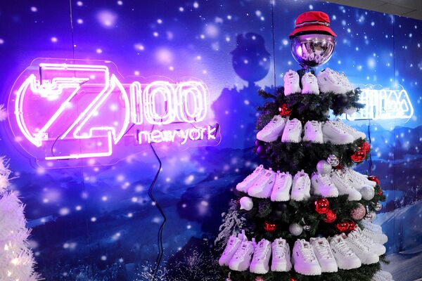 Рождественская елка на шоу iHeartRadio Z100 Jingle Ball 2021, украшенная обувью бренда FILA. - Sputnik Таджикистан