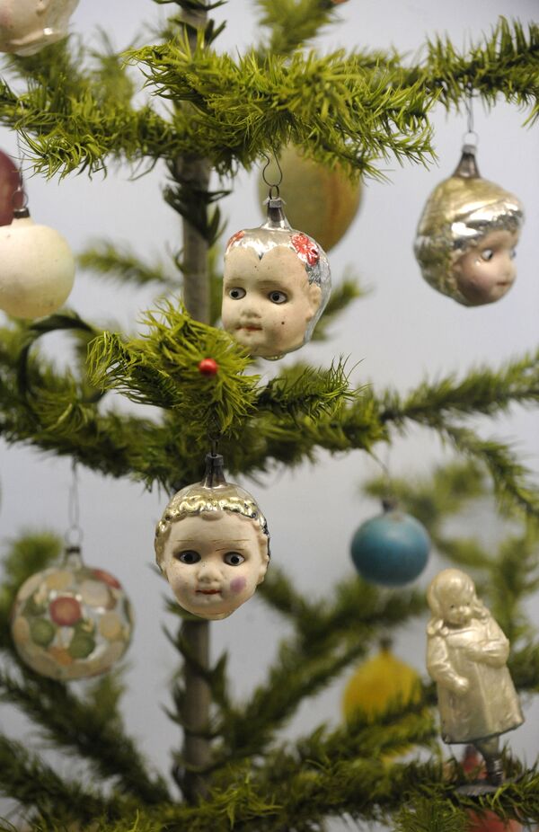 Редкие кукольные головы с глазами из выдутого вручную стекла, которым более 100 лет, на выставке &quot;От Рождества до Рождества&quot; в Праге. - Sputnik Таджикистан