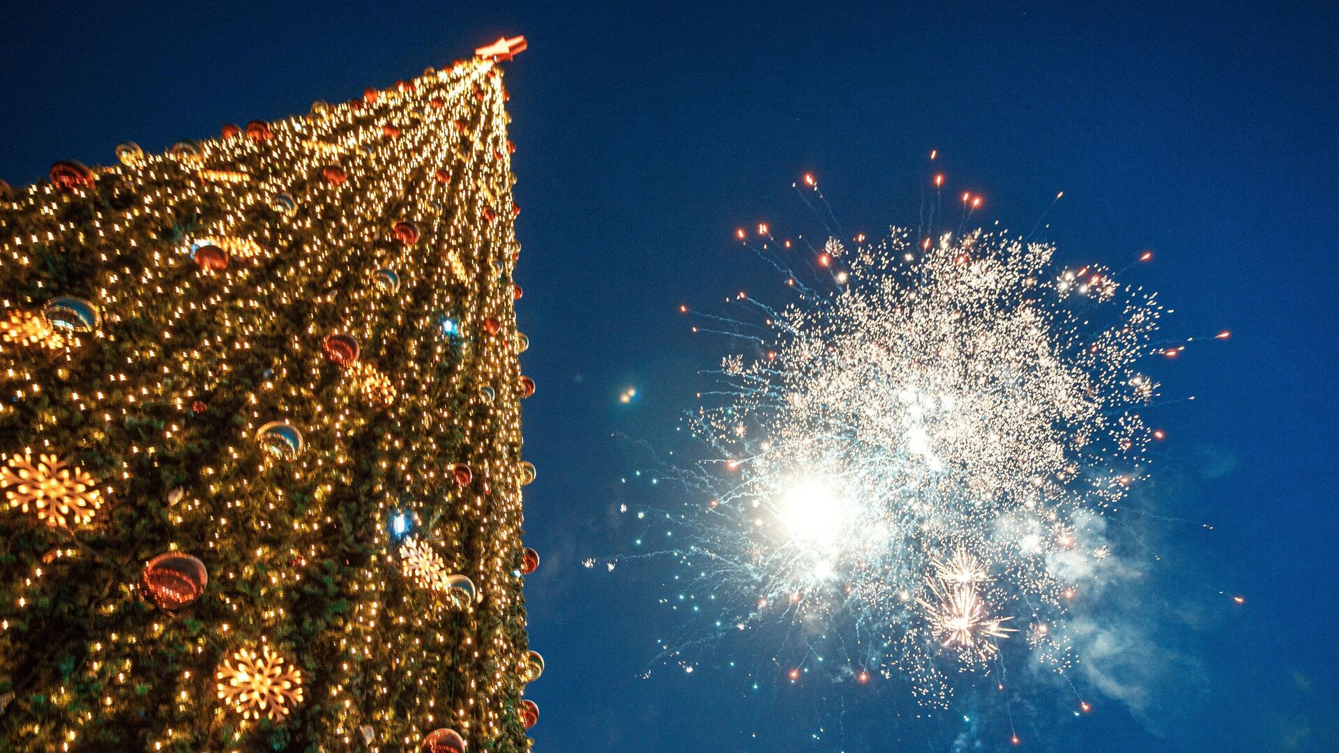Огни первой новогодней ёлки в России зажгли в Якутске - Sputnik Таджикистан, 1920, 26.12.2022