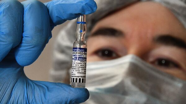 Введение обязательной вакцинации пожилых от Covid-19 в части регионов России - Sputnik Таджикистан
