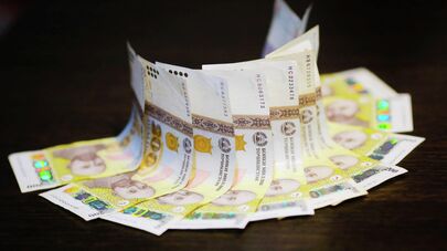 Таджикские сомони на столе 