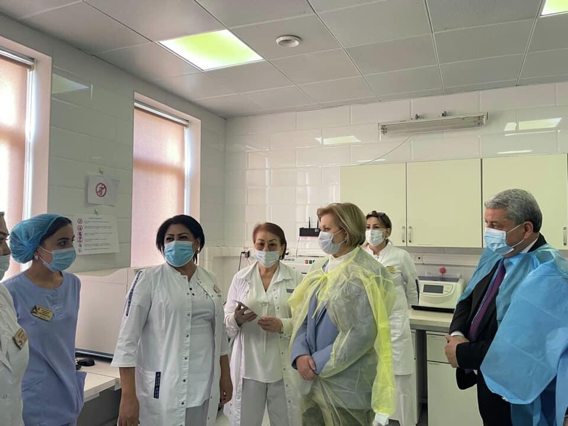 Глава Роспотребнадзора Анна Попова посетила лаборатории в Душанбе  - Sputnik Таджикистан, 1920, 18.12.2021