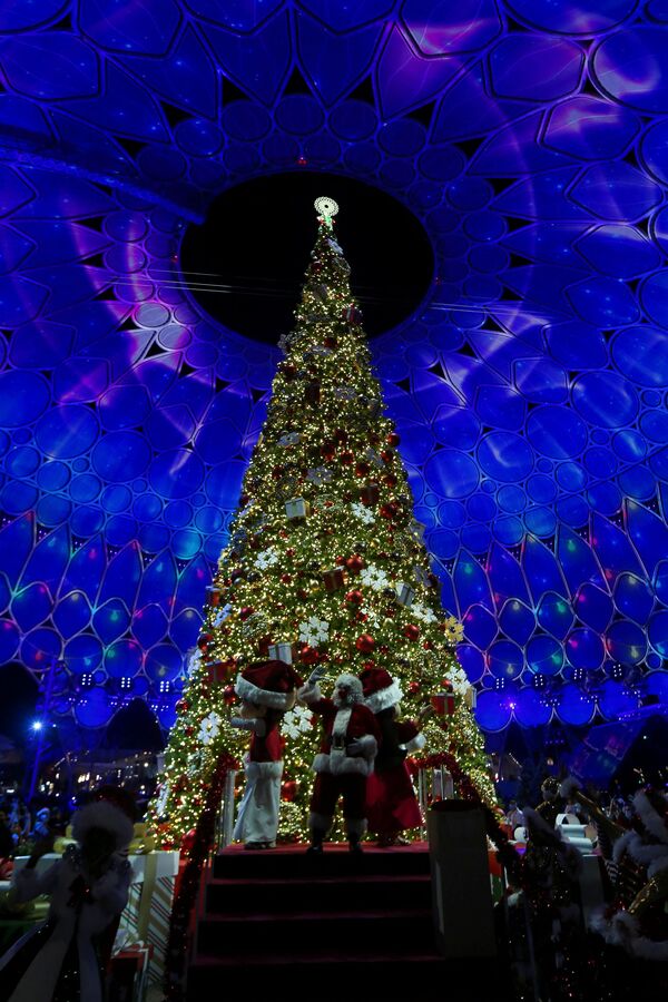 Торжественный момент на официальной церемонии &quot;Экспо-2020&quot; в Дубае - Санта зажигает рождественскую ель, ОАЭ, 18 декабря 2021 года. - Sputnik Таджикистан