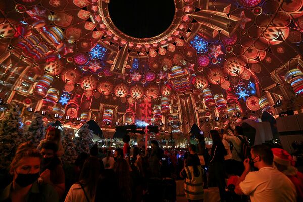На церемонии в честь  освещения праздничной елки в Дубае собралось много гостей. - Sputnik Таджикистан