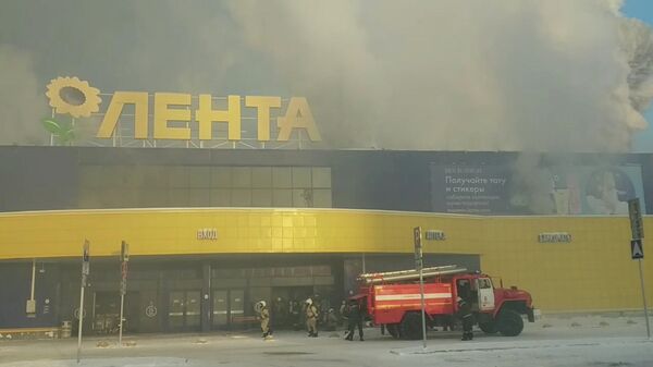 Торговый центр Лента горит в Томске. Кадры МЧС - Sputnik Таджикистан