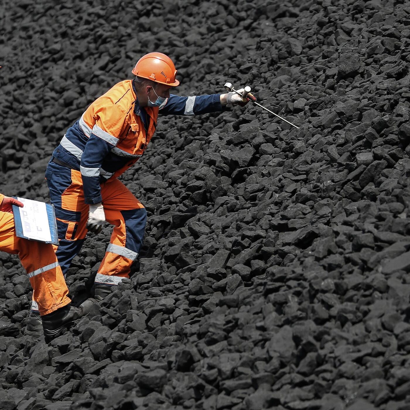 На севере Таджикистана продают уголь по скидкам