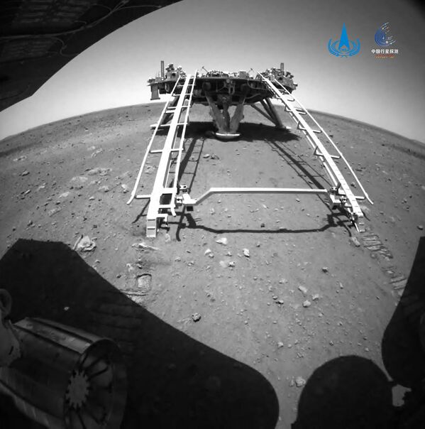 Снимок поверхности Марса, сделанный на камеру с китайского марсохода Zhurong Китайской национальной космической администрации (CNSA). - Sputnik Таджикистан