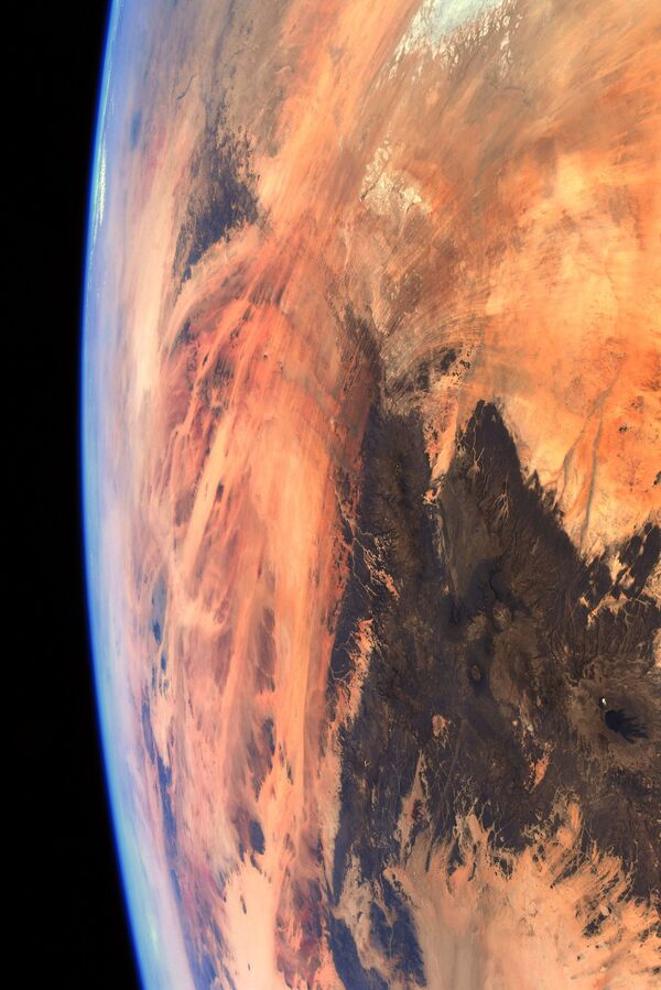 Удивительный снимок планеты Земля очень напоминает Марс по цветовой гамме. - Sputnik Таджикистан