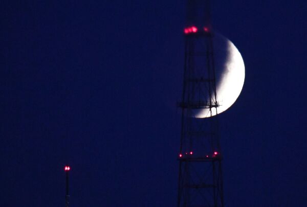 Снимок самого продолжительного лунного затмения во Владивостоке - большая часть лунного диска приобрела красноватый оттенок. - Sputnik Таджикистан