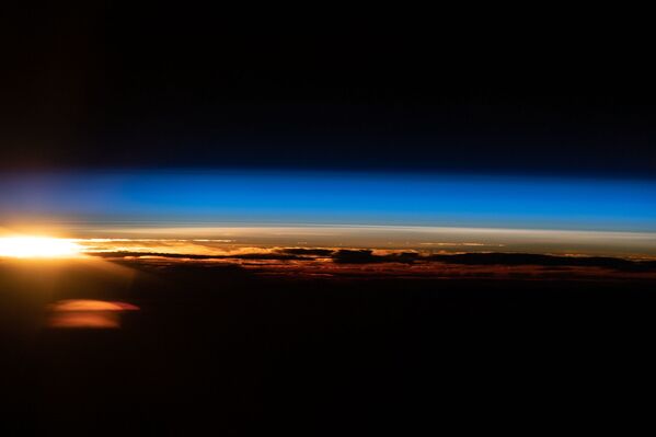 Орбитальный восход солнца, запечатленный на Международной космической станции. Высота - 65 миль над Индийским океаном у побережья Западной Австралии. - Sputnik Таджикистан