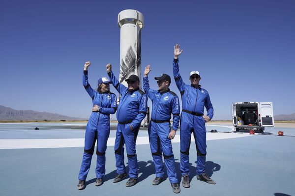 Космические пассажиры Blue Origin слева, Одри Пауэрс, Уильям Шетнер, Крис Бошуйзен и Глен де Ври приветствуют людей в космическом порту около Ван Хорна, штат Техас. - Sputnik Таджикистан