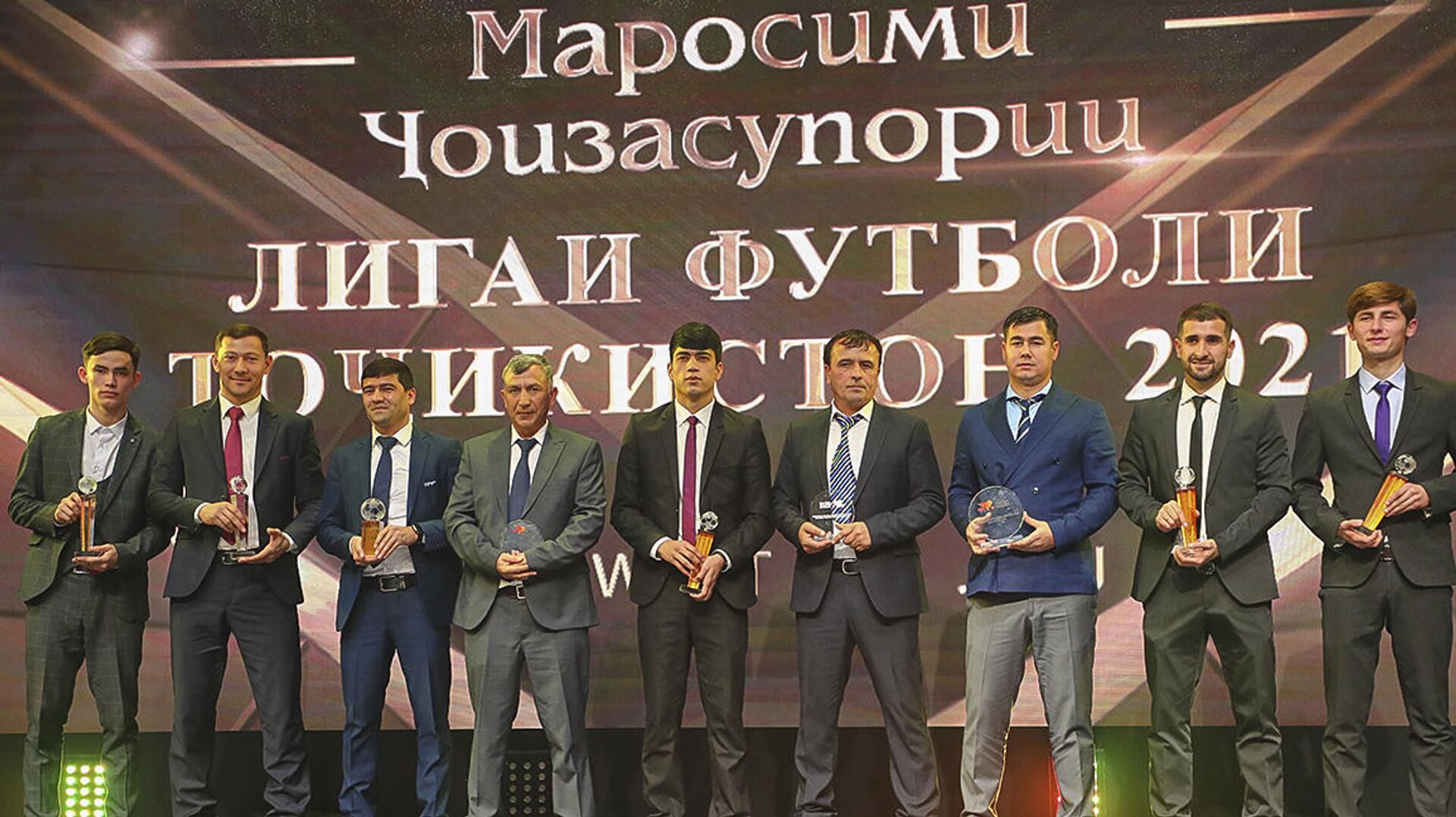 В Таджикистане наградили лучших футболистов и тренеров по итогам 2021 года - Sputnik Таджикистан, 1920, 26.12.2021