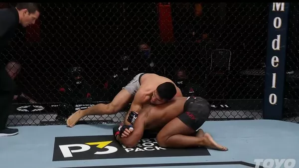 Навори лаҳзаҳои аз ҳуш рафтани размикорони UFC - Sputnik Тоҷикистон