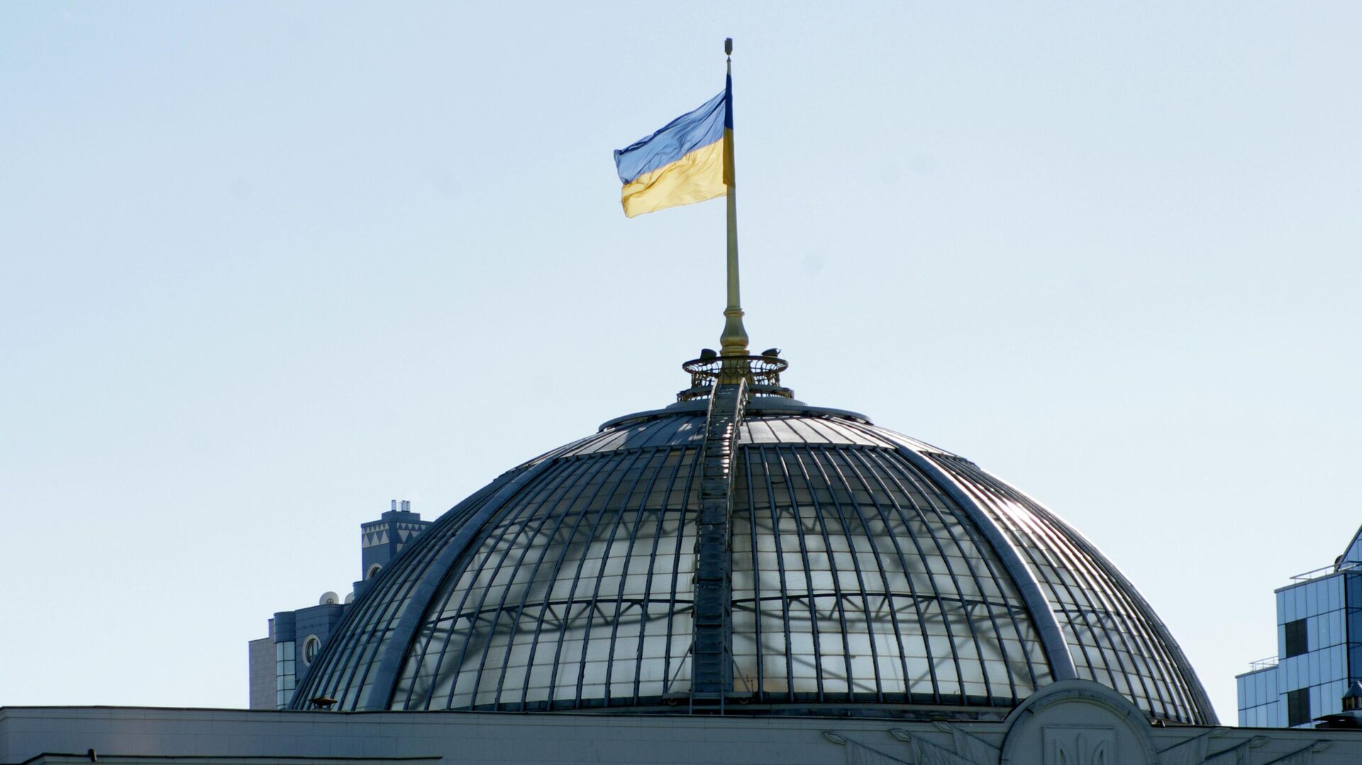 Флаг Украины на крыше Верховной Рады - Sputnik Таджикистан, 1920, 27.12.2021