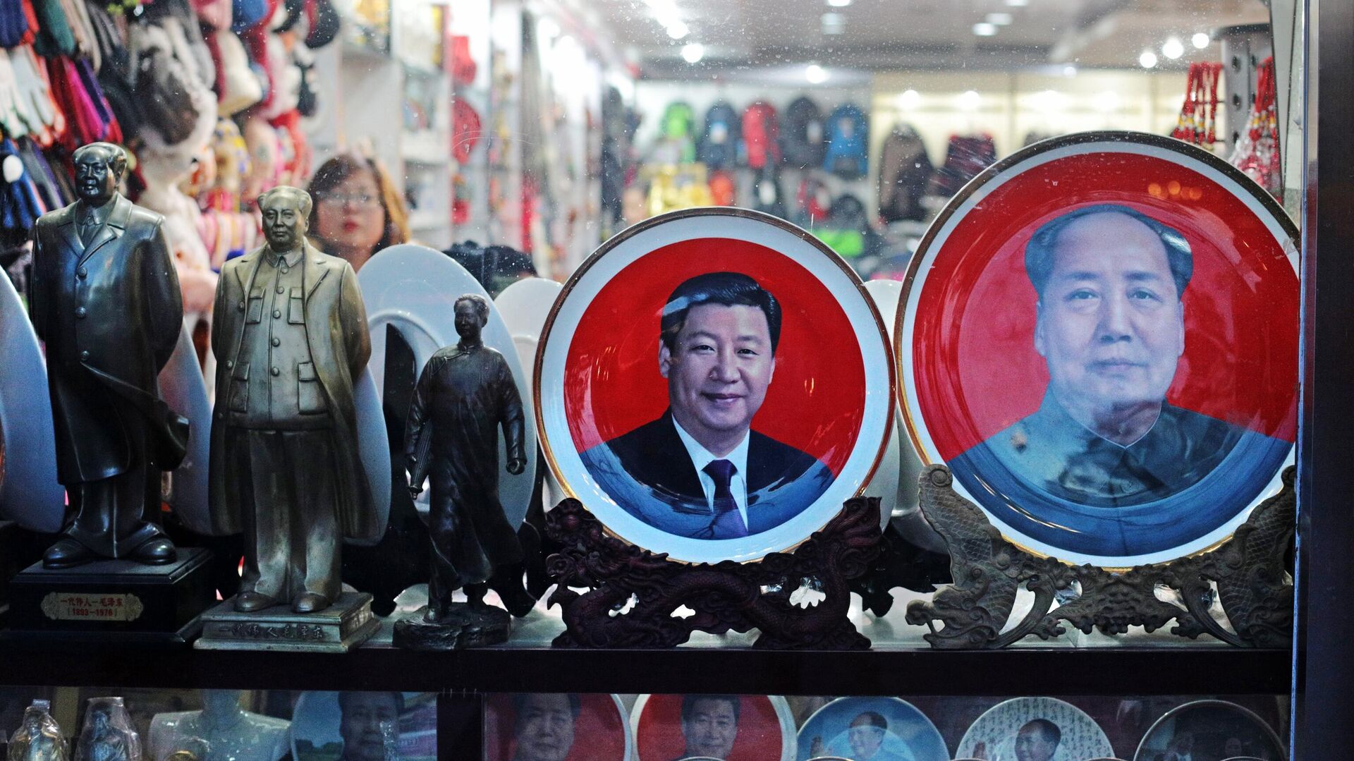 Продажа сувенирных тарелок и фигурок с портретами Мао Цзэдуна и Си Цзиньпина в Пекине - Sputnik Таджикистан, 1920, 30.12.2021
