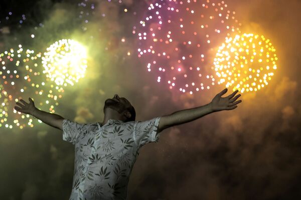 Многие искренне радовались уходящему тяжелому году. На фото - мужчина на пляже Копакабана в Рио-де-Жанейро, Бразилия. - Sputnik Таджикистан