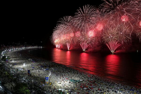 Для жителей Рио в Бразилии фейерверки запустили на воде. Таким образом, сценой стал весь пляж. - Sputnik Таджикистан