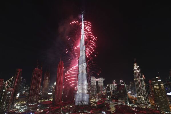 Один из самых эпичных фейерверков, конечно же, в ОАЭ. На фото яркие краски освещают Бурдж-Халифа, самое высокое здание в мире. - Sputnik Таджикистан