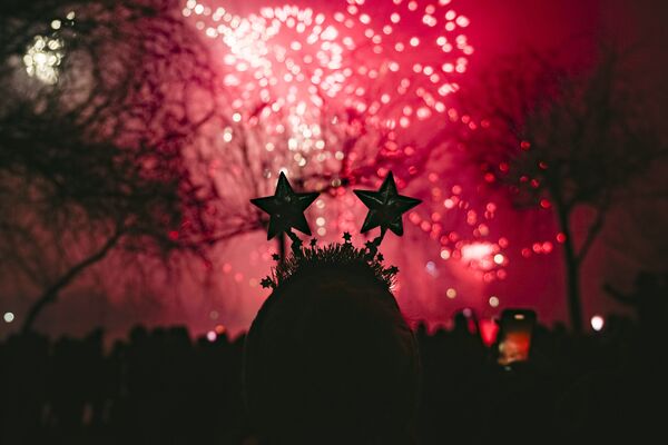 Тысячи людей собрались у озера, чтобы посетить концерт и посмотреть фейерверк и лазерное шоу во время празднования Нового года в столице Румынии. - Sputnik Таджикистан