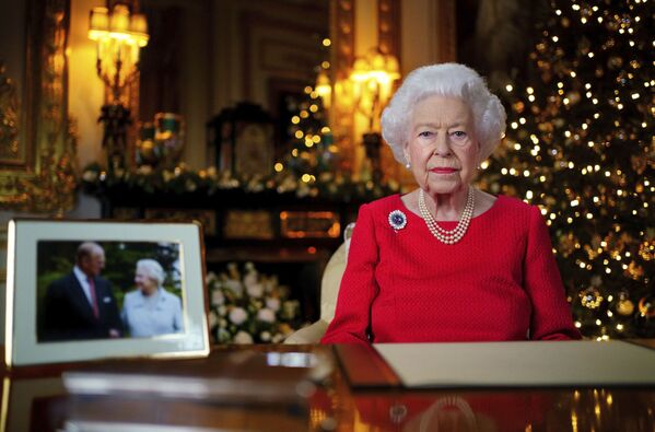 Королева Великобритании Елизавета II записывает во время ежегодной рождественской трансляции в Виндзорском замке. - Sputnik Таджикистан