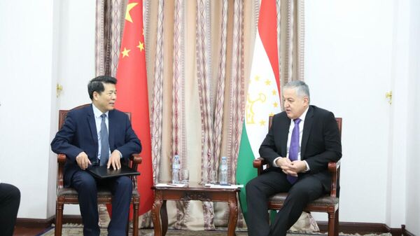 Министр иностранных дел Таджикистана Сироджиддин Мухриддин встретился со Специальным представителем Госсовета КНР по Евразийским делам Ли Хуэйем - Sputnik Таджикистан