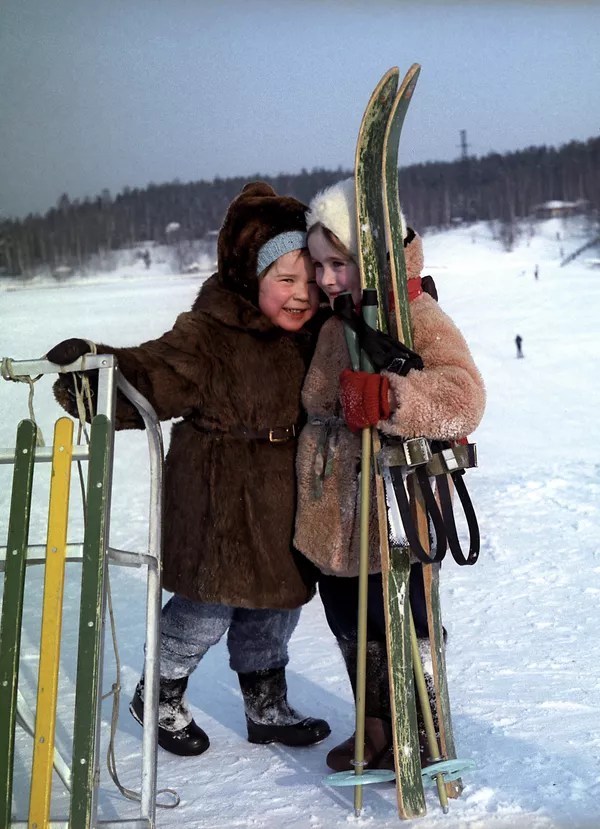 Кӯдакон ҳангоми сайри зимистона. Вилояти Маскав, соли 1970-ум. Кӯдакон ҳангоми сайри зимистона. Вилояти Маскав, соли 1970-ум. - Sputnik Тоҷикистон