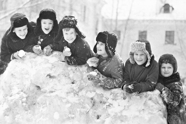 Вот такими, например, были зимние каникулы у школьников Череповца в 1971 году. - Sputnik Таджикистан