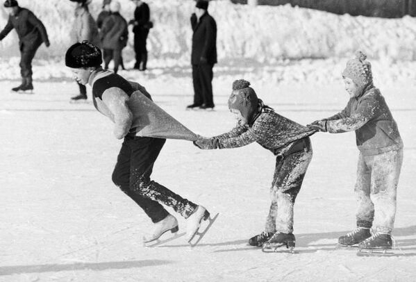 Московские ребята катаются на коньках &quot;паровозиком&quot;. 1976-й. - Sputnik Таджикистан