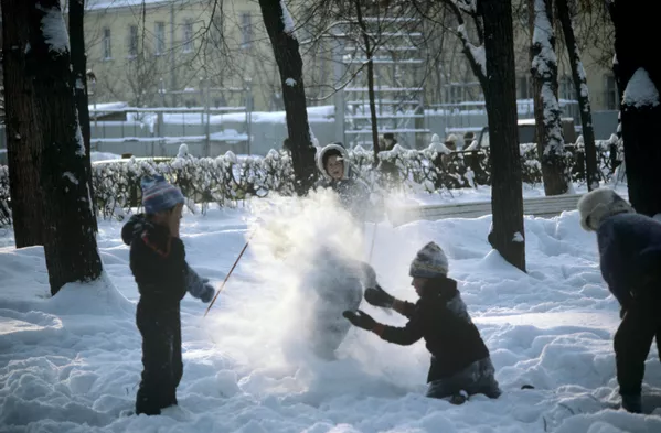 Барфбозии кӯдакон дар яке аз гулгаштҳои шаҳри Маскав. Соли 1985-ум. Барфбозии кӯдакон дар яке аз гулгаштҳои шаҳри Маскав. Соли 1985-ум. - Sputnik Тоҷикистон