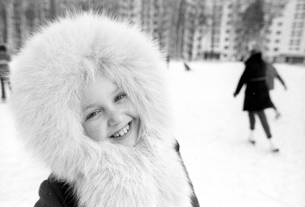 Юная жительница Лианозово на катке. Москва, 1980 год. - Sputnik Таджикистан