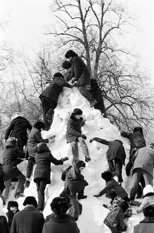 Детвора взбирается на снежную горку в Рязани, 1979 год. - Sputnik Таджикистан