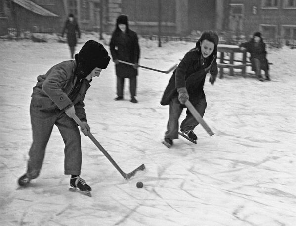 Московские ребята играют в хоккей во дворе своего дома в 1959 году. - Sputnik Таджикистан