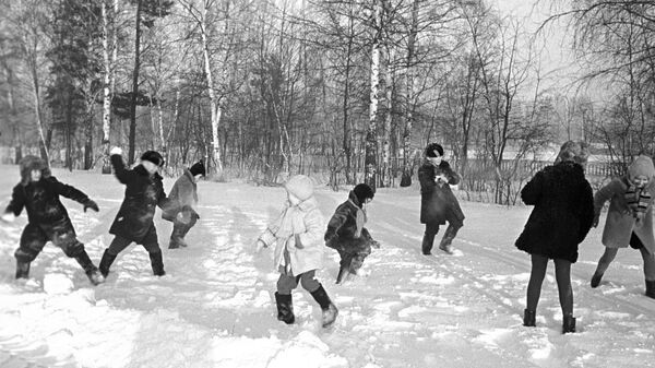 Дети, играющие в снежки, 1969 год - Sputnik Тоҷикистон