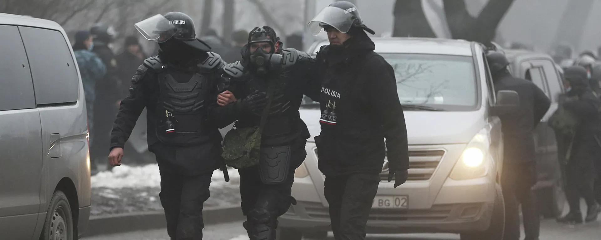 Помощь сотруднику правоохранительных органов, Казахстан  - Sputnik Тоҷикистон, 1920, 06.01.2022