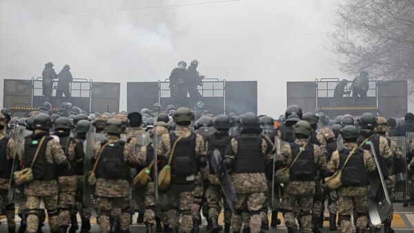Правоохранители во время протестов в Казахстане - Sputnik Таджикистан