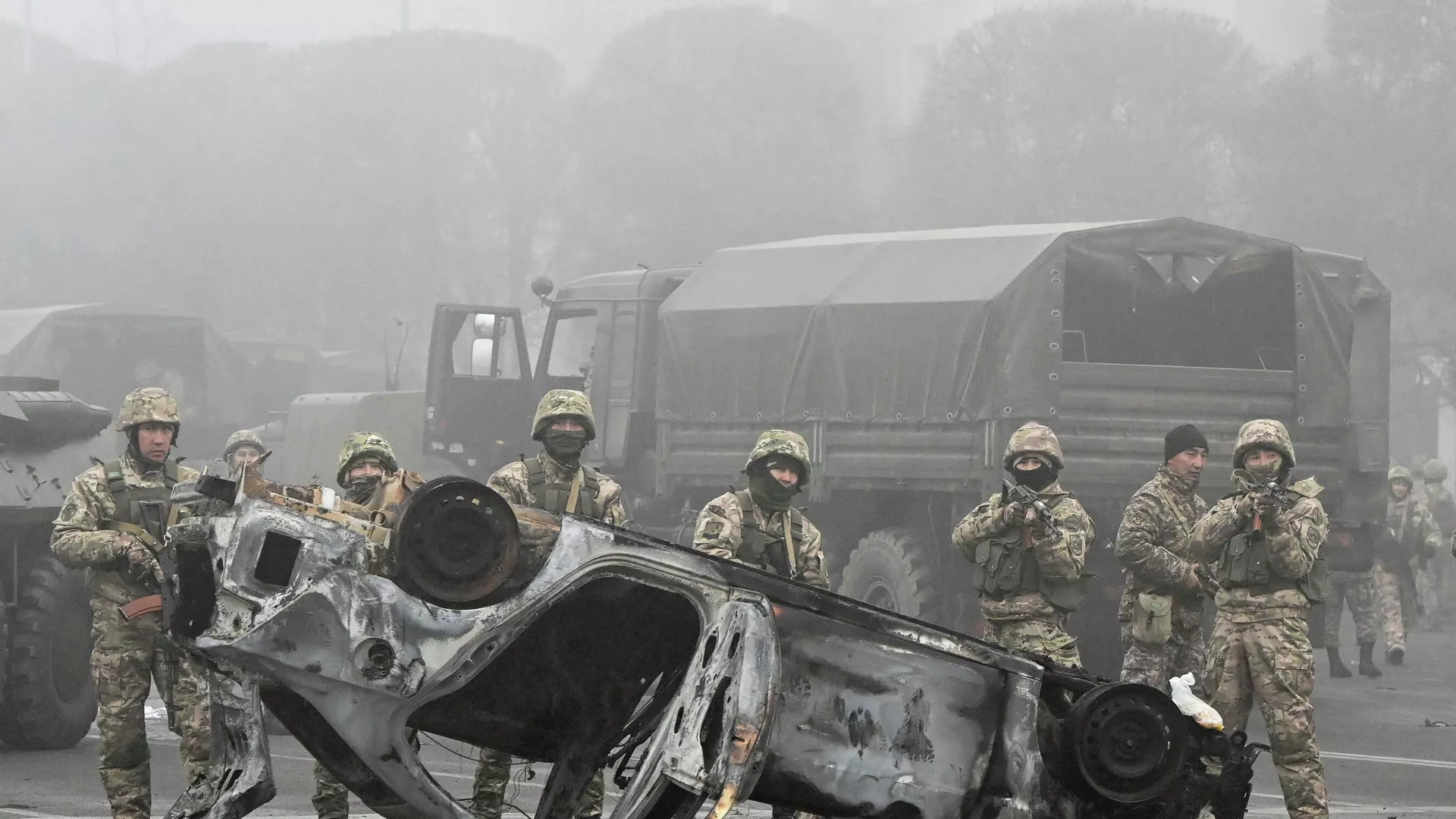 Правоохранители во время протестов в Казахстане  