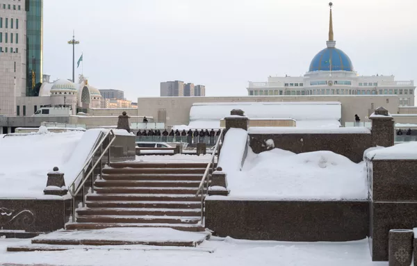 Пулис аз тарси ҳамлаи эътирозгарон қароргоҳи раиси ҷумҳури Қазоқистонро дар Нурсултон ҳифз мекунад. Пулис аз тарси ҳамлаи эътирозгарон қароргоҳи раиси ҷумҳури Қазоқистонро дар Нурсултон ҳифз мекунад. - Sputnik Тоҷикистон
