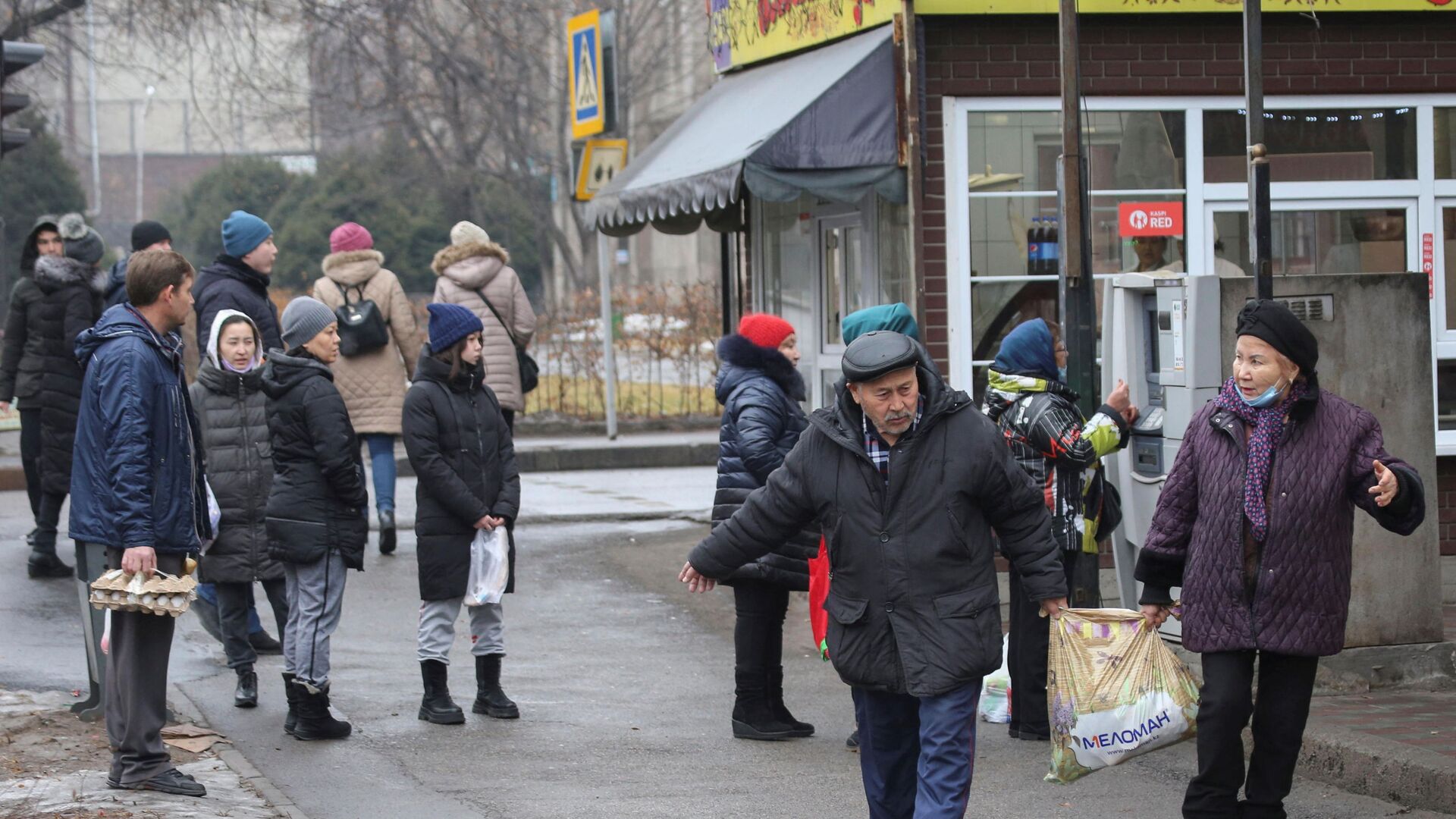 Люди возле банкомата после протестов, вызванных повышением цен на топливо, в Алматы - Sputnik Таджикистан, 1920, 07.01.2022