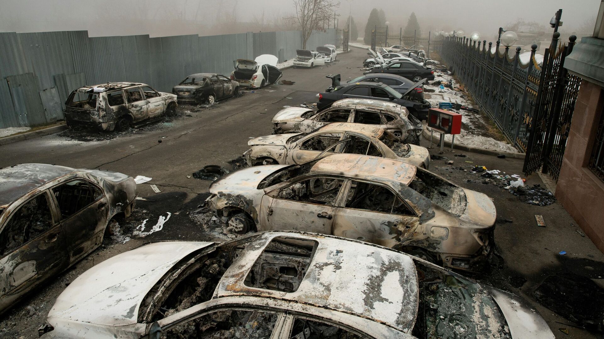 Сгоревшие в результате беспорядков автомобили в Алматы - Sputnik Таджикистан, 1920, 25.07.2022