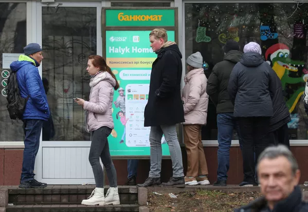 Эътирозҳо дар Қазоқистон боиси навбатпоӣ дар назди банкоматҳо шуданд - мардум талош доранд пули нақд бигиранд. Эътирозҳо дар Қазоқистон боиси навбатпоӣ дар назди банкоматҳо шуданд - мардум талош доранд пули нақд бигиранд. - Sputnik Тоҷикистон