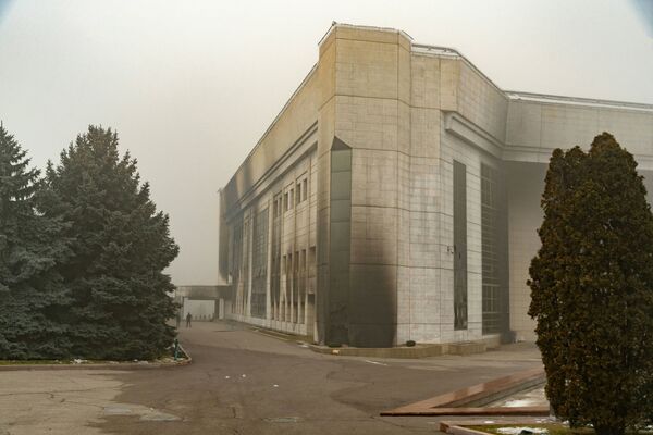 Сгоревшее при массовых протестах административное здание в центре Алматы. - Sputnik Таджикистан