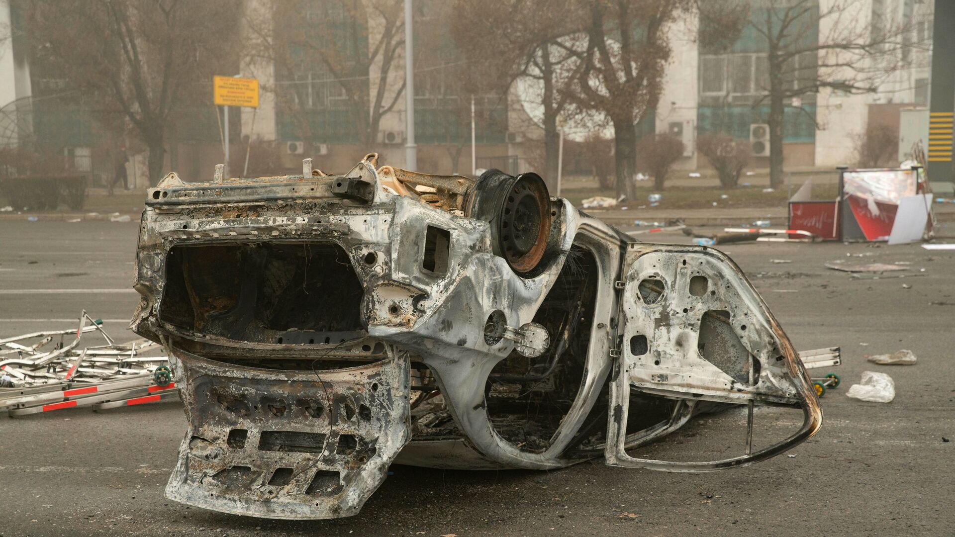 Сгоревший автомобиль на площади возле административного квартала в центре Алматы - Sputnik Таджикистан, 1920, 12.01.2022